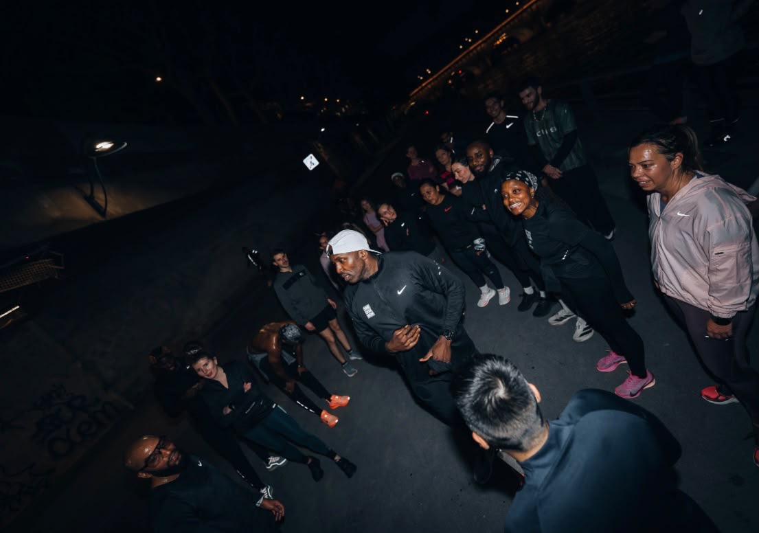 Groupe de sportifs pendant une séance de coaching
