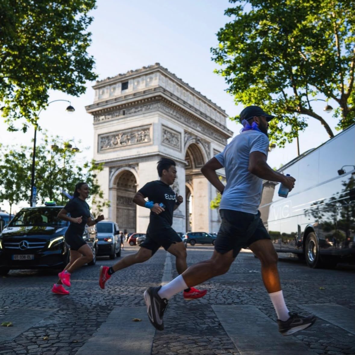 Athlète en position de départ sur une piste d'athlétisme